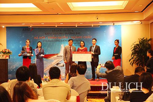 Vụ trưởng Vụ lữ hành TCDL Nguyễn Quý Phương (trái) và ông Châu Tăng, Tổng giám đốc kinh doanh Văn phòng Hà Nội, Shenzhen Airlines (phải) trao tặng vé máy bay khứ hồi chặng Hà Nội -Thâm Quyến cho vị khách hàng trúng thưởng